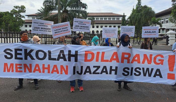 ijazah-ditahan-pihak-sekolah-berunjuk-rasa-di-depan-Gedung-Sate-Bandung.jpg