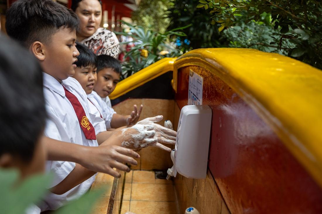 ilustrasi-anak-sekolah-cuci-tangan.jpg