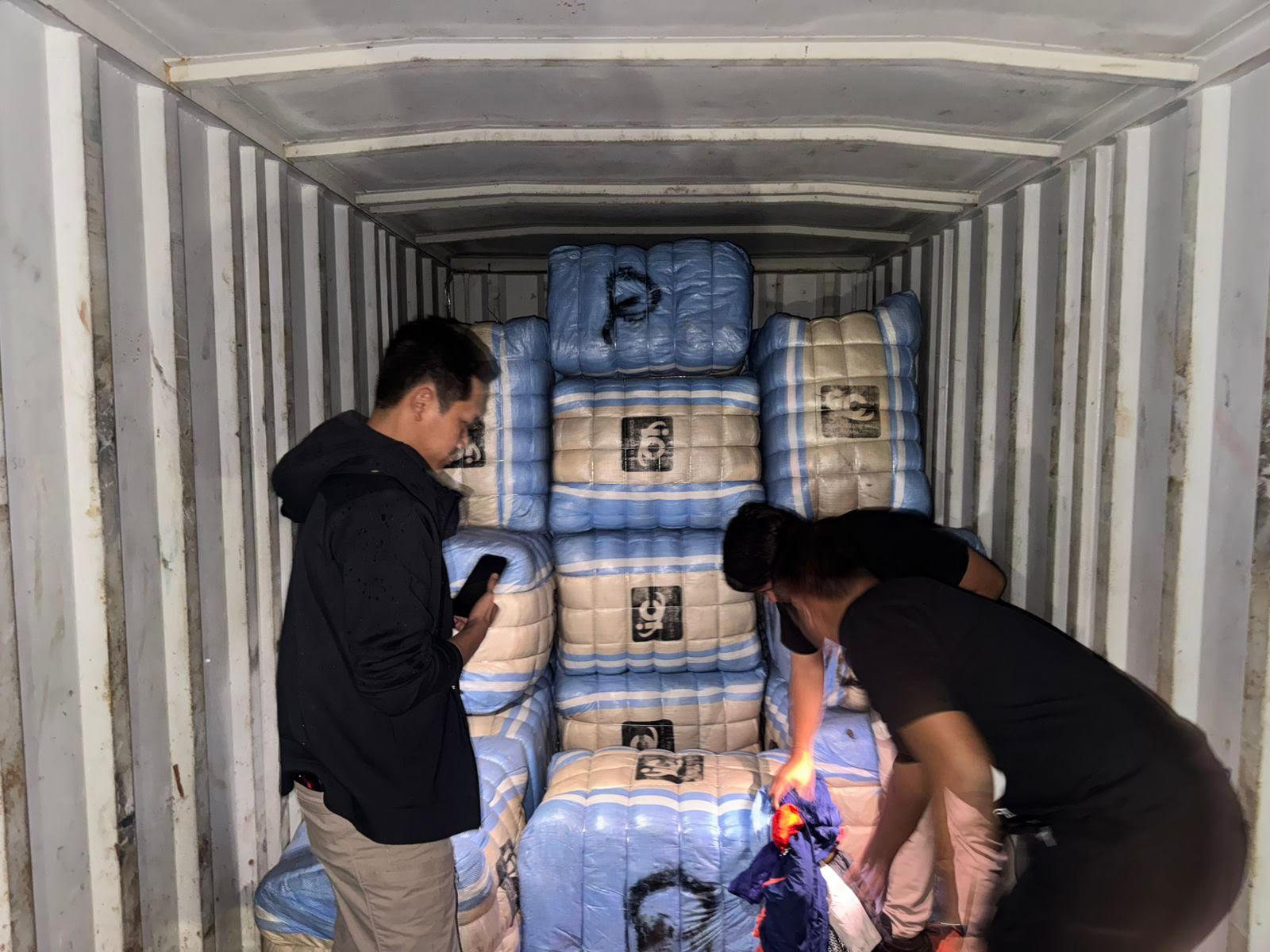 ilustrasi-baju-bekas-impor-pakaian-bekas-impor.jpg