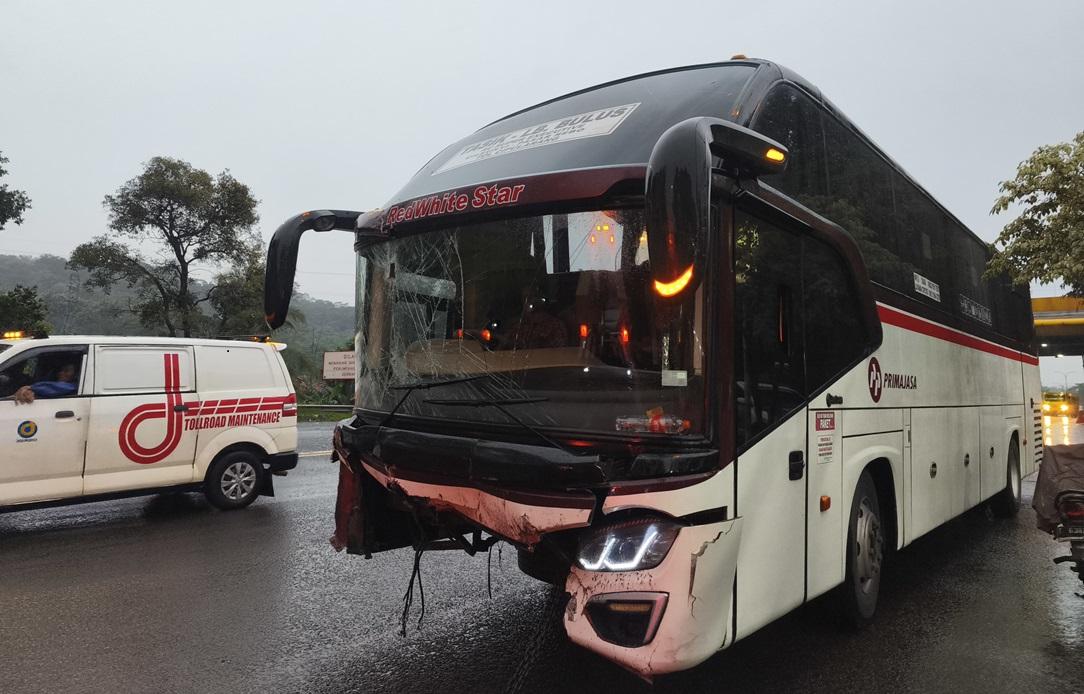 KECELAKAAN Beruntun di Tol Cipularang, Bus Hantam Mobil Boks yang Tergelincir karena Hujan Deras