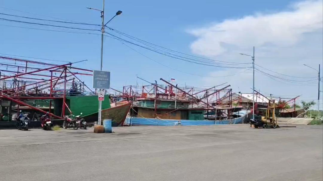 ilustrasi-kapal-nelayan-di-pelabuhan-kejawanan-cirebon.jpg