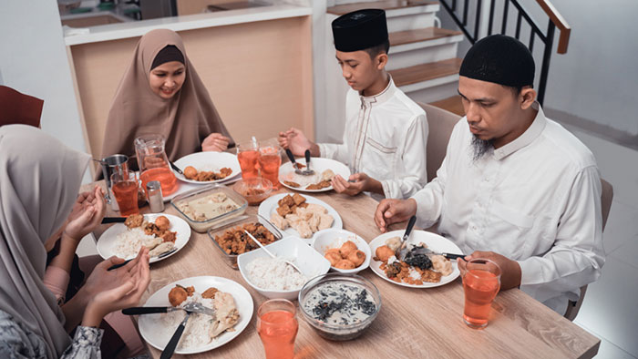 ilustrasi-keluarga-yang-sedang-berbuka-puasa-bersama.jpg
