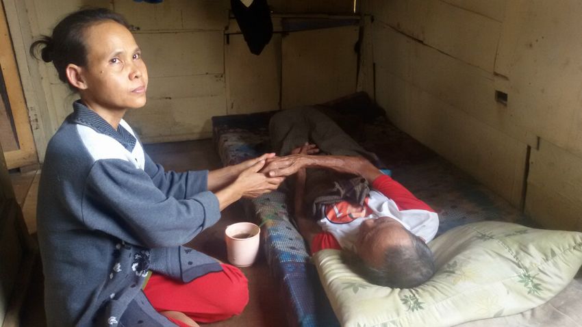 Mengharukan, Imas Bertahun Tahun Rawat Ayahnya yang Stroke dan Ibunya yang Lumpuh