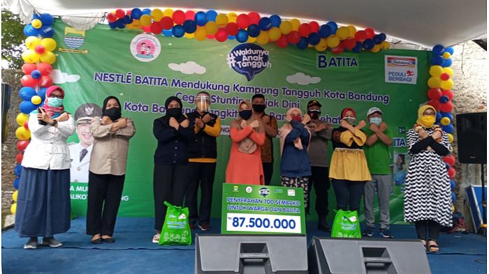 Indomaret Peduli Kampung Tangguh, Warga Coblong Dapat Bantuan 700 Paket Sembako dan Alat Cuci Tangan