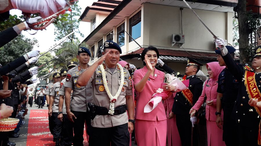 irjen-pol-agung-budi-maryoto-diantarkan-meninggalkan-mapolda-jabar.jpg
