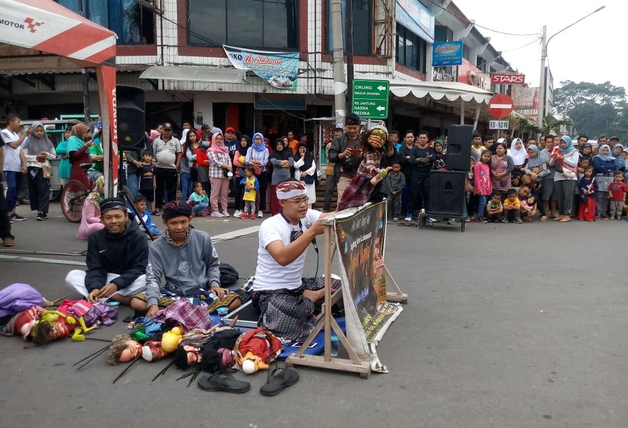 Dalang Termuda di Kuningan Pukau Pengunjung, Irwana PGR Sunandar Sapa Pakai Pantun