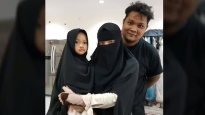 istri-virgoun-inara-mantap-bercadar_20180522_141043.jpg