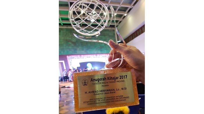 jabar-dapat-penghargaan-kita-harus-belajar-kihajar-2017_20171117_201427.jpg