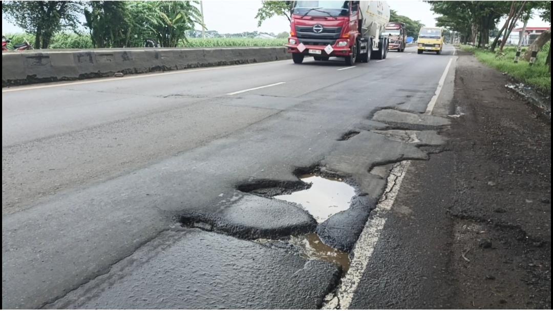 jalan-berlubang-jalan-rusak-pantura-1102.jpg