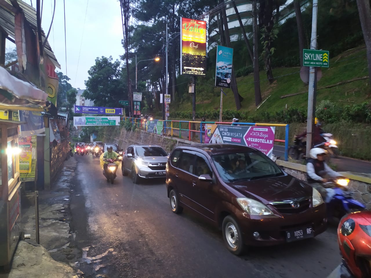 Sedang Jalan-jalan di Bandung? Hindari Jalan Dago Giri Menuju Dago, Macet!