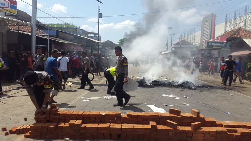 jalan-limbangan-ditutup-pedagang_20160518_131828.jpg
