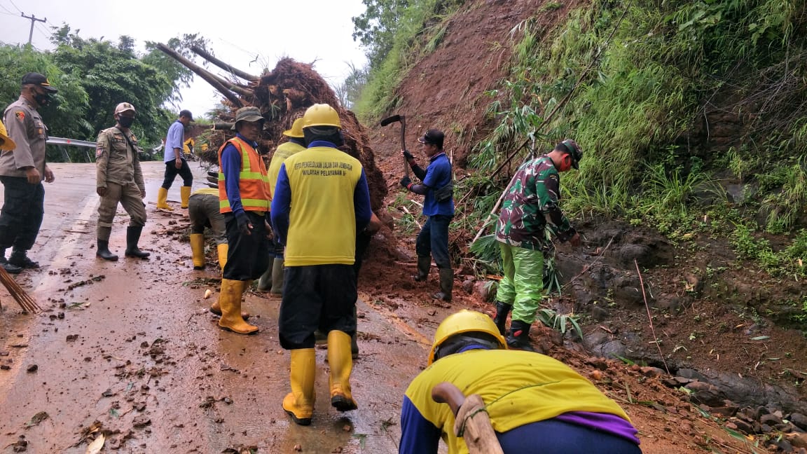jalan-raya-tanjakan-puncak-darma-geopark-ciletuh-kabupaten-sukabumi-jawa-barat-tertimbun-longsor.jpg