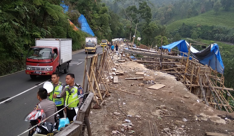 Akui Masih Kecolongan Truk dan Bus, Polisi Lakukan Penyekatan dan Portal di Jalur Menuju Puncak