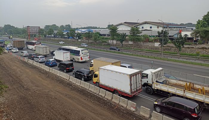 jalan-tol-jakarta-cikampek-di-ruas-karawang.jpg