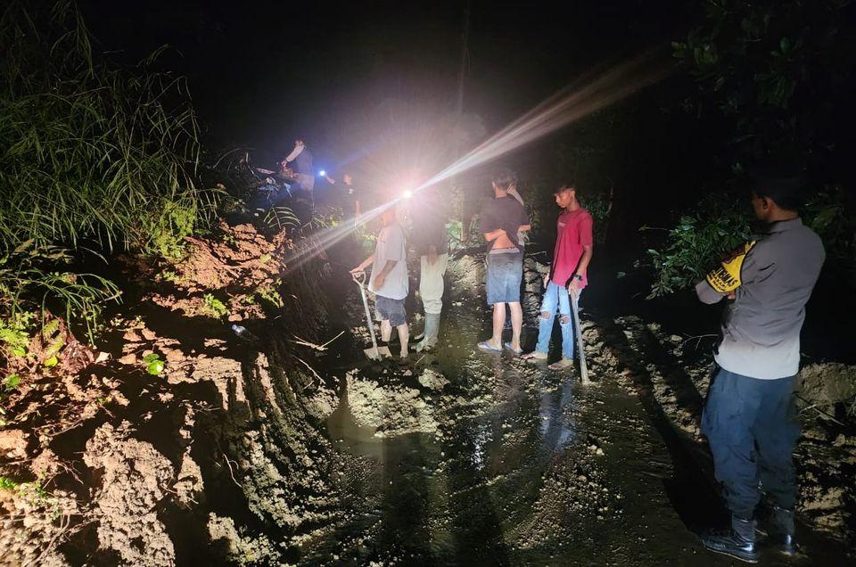 Akibat Hujan Deras Sehari Semalam Jalur Alternatif Sagalaherang-Curug Agung Subang Tertutup Longsor