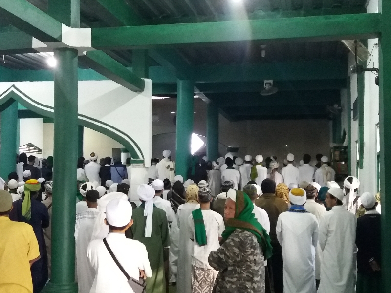 jamaah-pondok-pesantren-miftahul-jawamie-salat-id.jpg