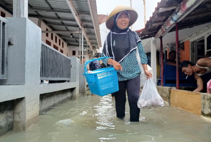 Perjuangan Purwati Terjang Air Laut yang Genangi Perkampungan Indramayu saat Jualan Ayam Geprek