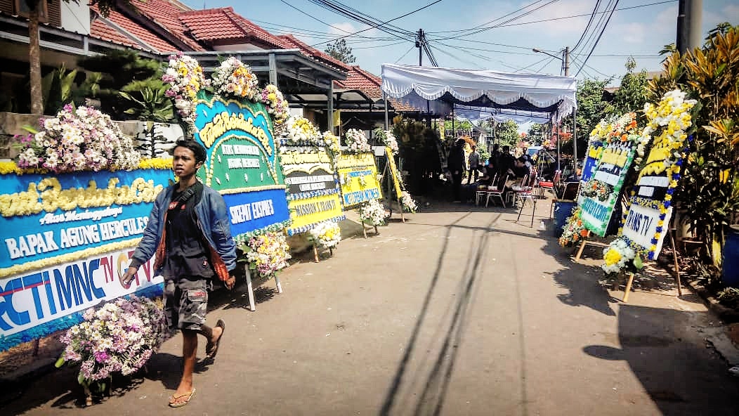 jejeran-karangan-bunga-ucapan-turut-berduka-cita-di-rumah-duka-agung-hercules.jpg