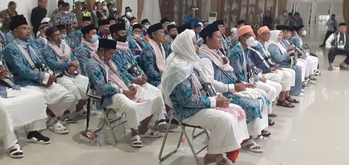 jemaah-haji-asal-sumedang-dilepas-di-gedung-negara-sabtu-2562022-malam.jpg