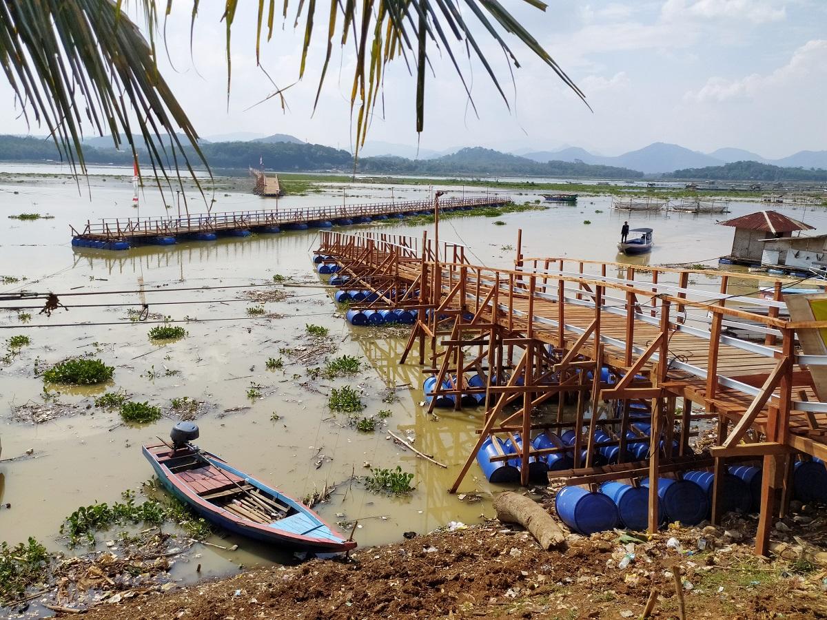 Jembatan Apung Terpanjang Terpaksa Dibuka 200 Meter Gara-gara Banjir Cibeber agar Sampah Lewat