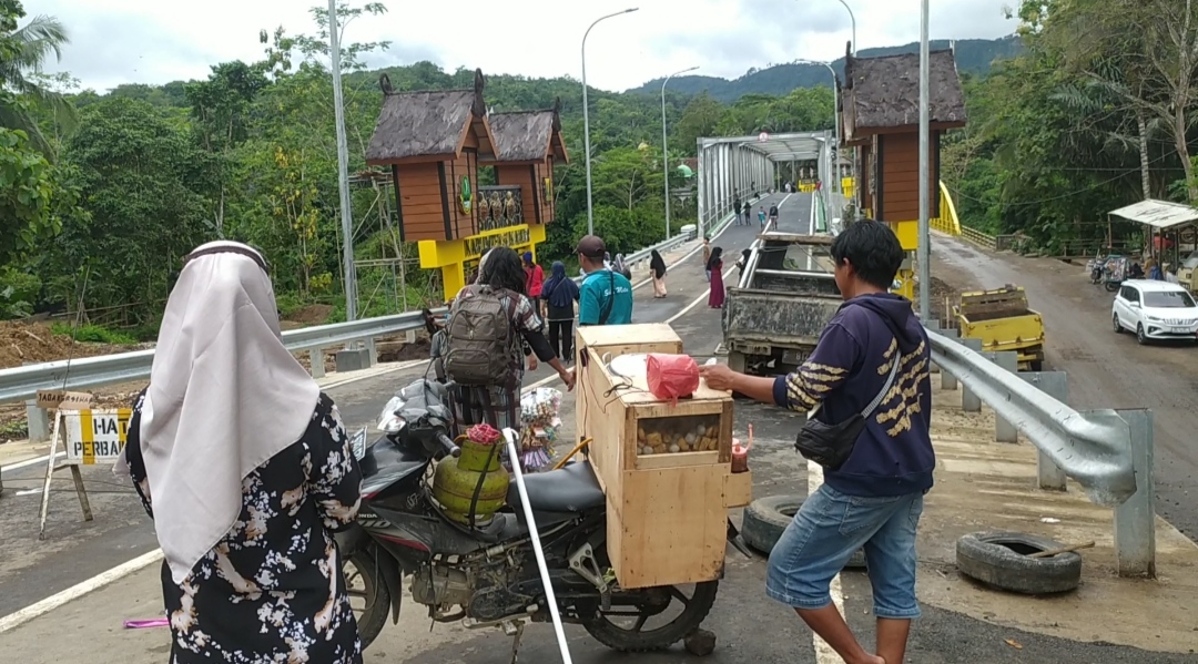 Jembatan Cibuni jadi Tempat Selfie, Membawa Berkah bagi Para Pedagang