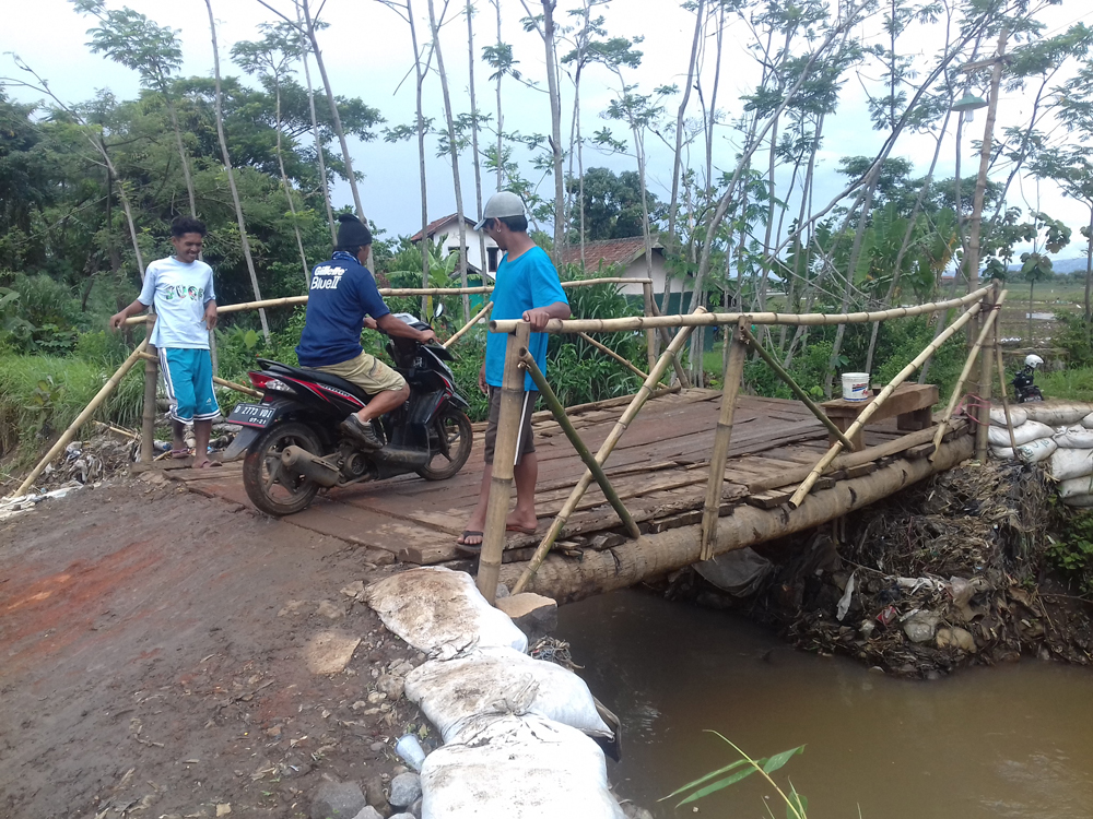 jembatan-darurat-yang-menjadi-akses-antara-kecamatan-rancaekek-dan-kecamatan-cileunyi_20171127_114434.jpg
