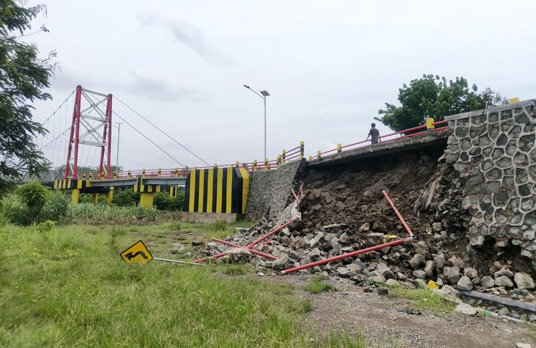 jembatan-gantung-babakan-sari-ambrol.jpg