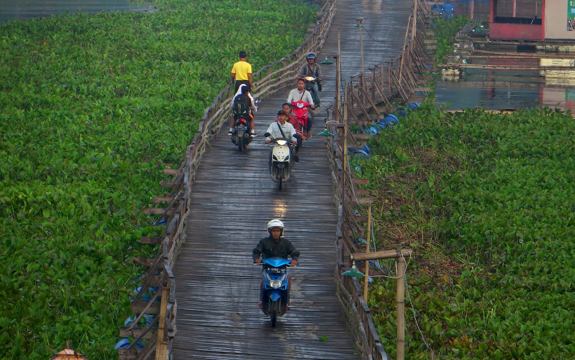jembatan-papan-surapatin-di-bandung-barat.jpg