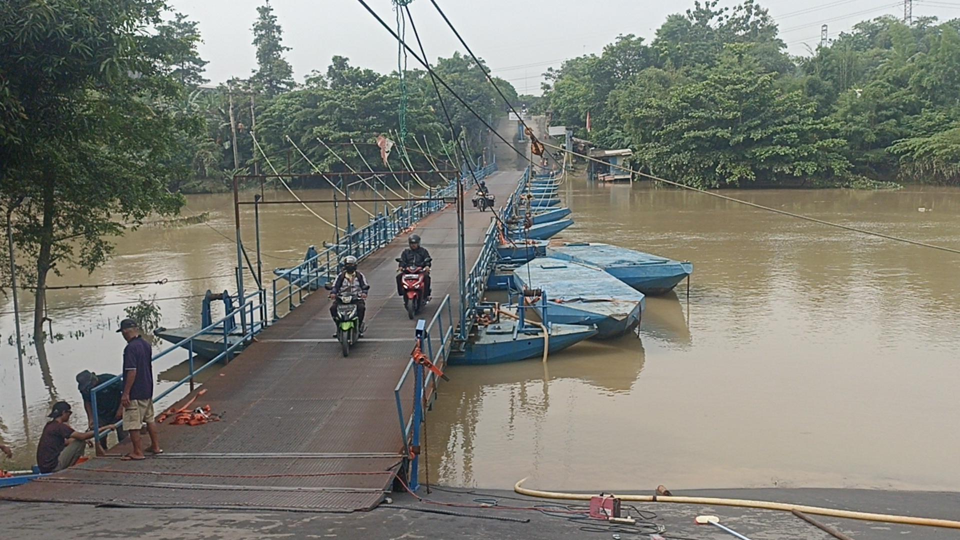 jembatan-penyeberangan-haji-endang-di-karawang-sempat-ditutup.jpg