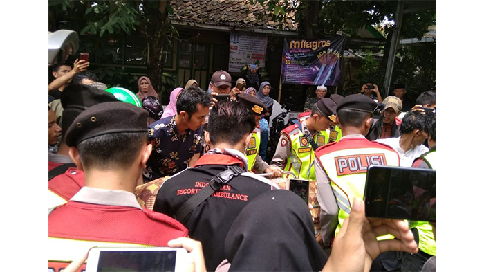 jenazah-istri-aa-jimmy-baru-tiba-di-rumah-duka-di-cianjur.jpg