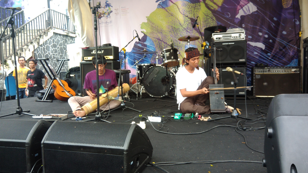 joan-pasisian-memainkan-alat-musik-dari-bambu-yang-dipadukan-dengan-alat-musik-modern_20171025_182939.jpg