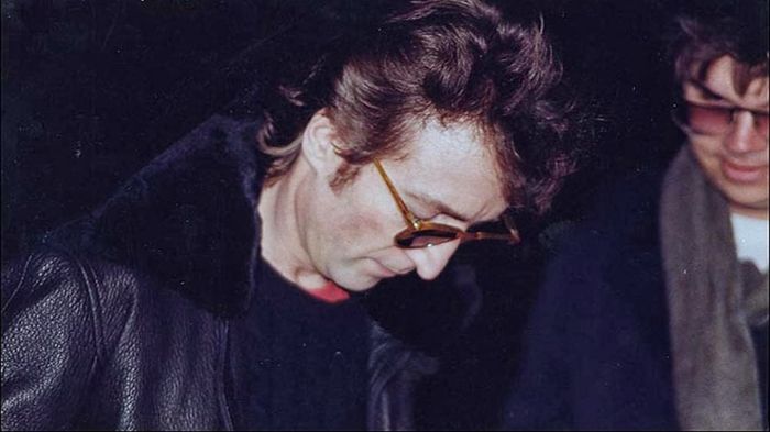 john-lennon-sempat-bertemu-david-chapman_20151210_134554.jpg