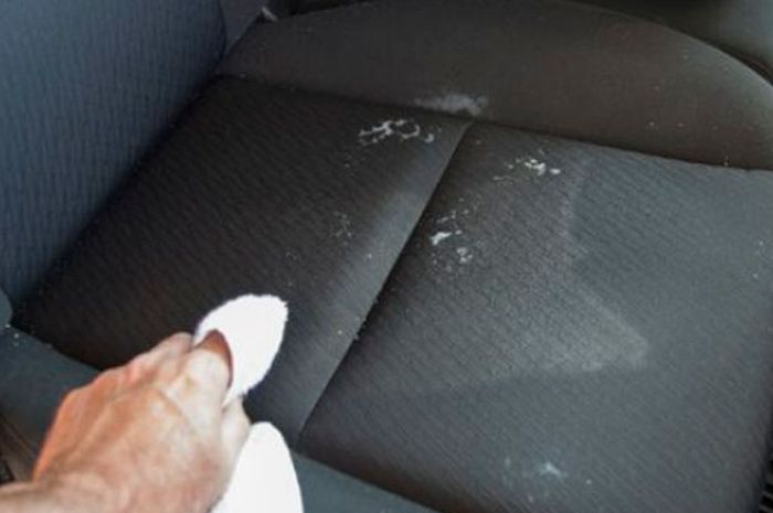 Cara Mudah dan Ampuh Bersihkan Jok Mobil Berbahan Fabric, Bahannya Ada di Kamar Mandi