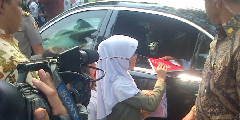 Jokowi Tiba-tiba Hentikan Mobil, Bagikan Kaus Hello Kitty untuk Anak-anak