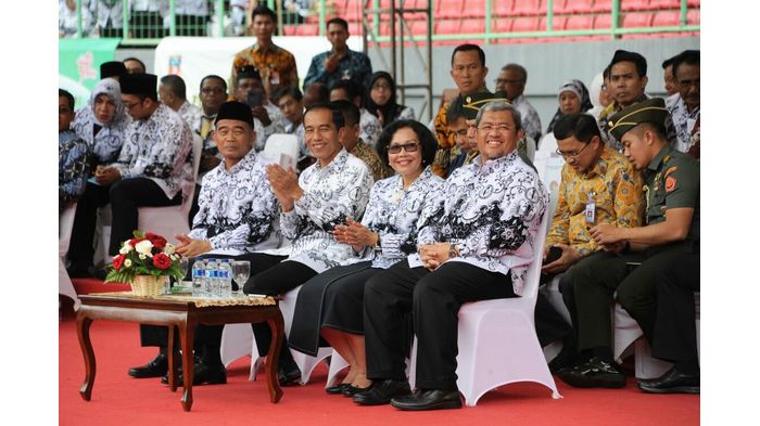 jokowi-dan-aher-di-pgri-dan-hgn-di-stadion-patriot-candrabhaga-kota-bekasi_20171203_131626.jpg