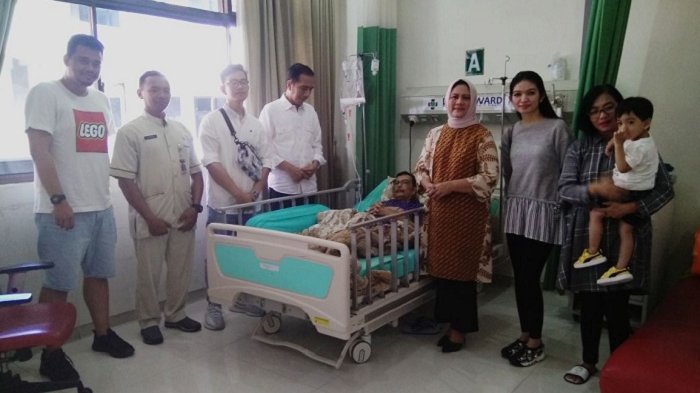 jokowi-jenguk-besan_20180403_160950.jpg