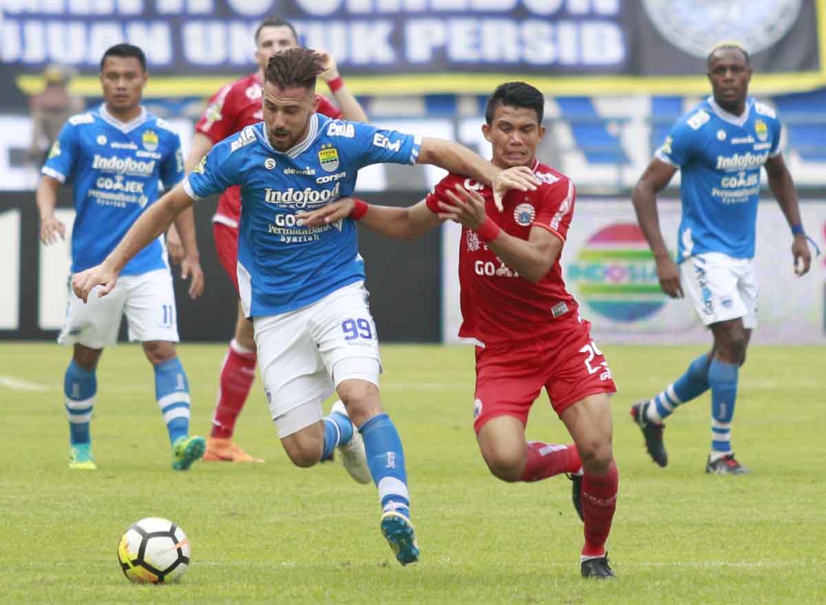 jonathan-bauman-sandi-sute-persib-bandung-vs-persija-jakarta_20180923_205117.jpg