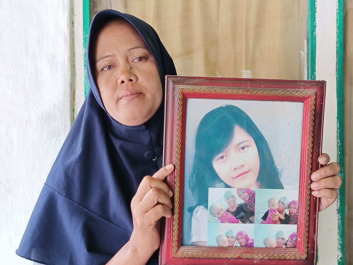 juju-pegang-foto-adiknya-ruri-tkw-meninggal-malaysia.jpg