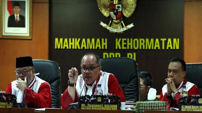 junimart-girsang-sidang-mkd_20151203_070506.jpg