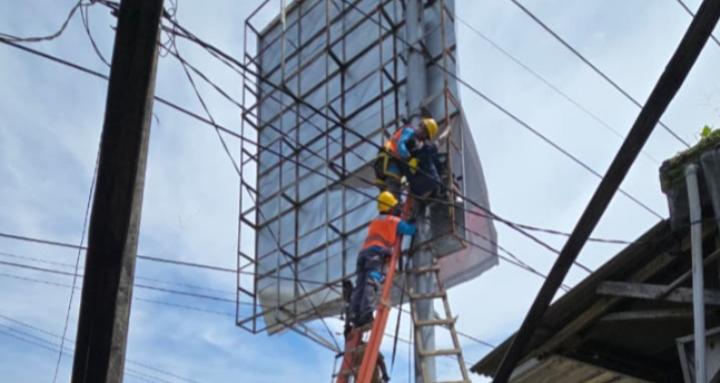 k-detik-evakuasi-seorang-pekerja-pemasangan-baliho-yan.jpg