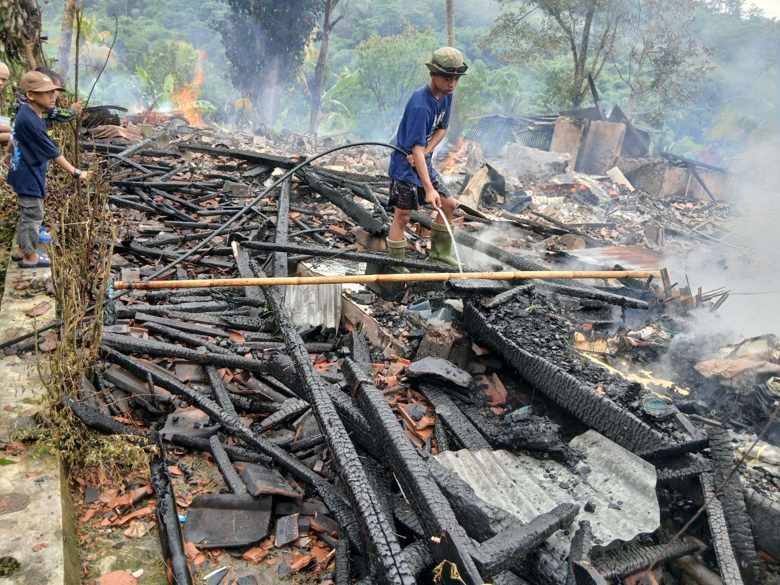 kKebakaran-hanguskan-rumah-di-Gununghalu-Bandung-Barat.jpg