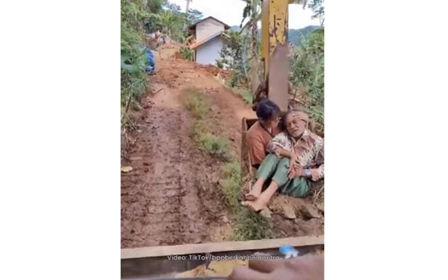 Viral Kakek di Saguling Sakit Diangkut Ekskavator, Pak RW Ungkap yang Sebenarnya Terjadi