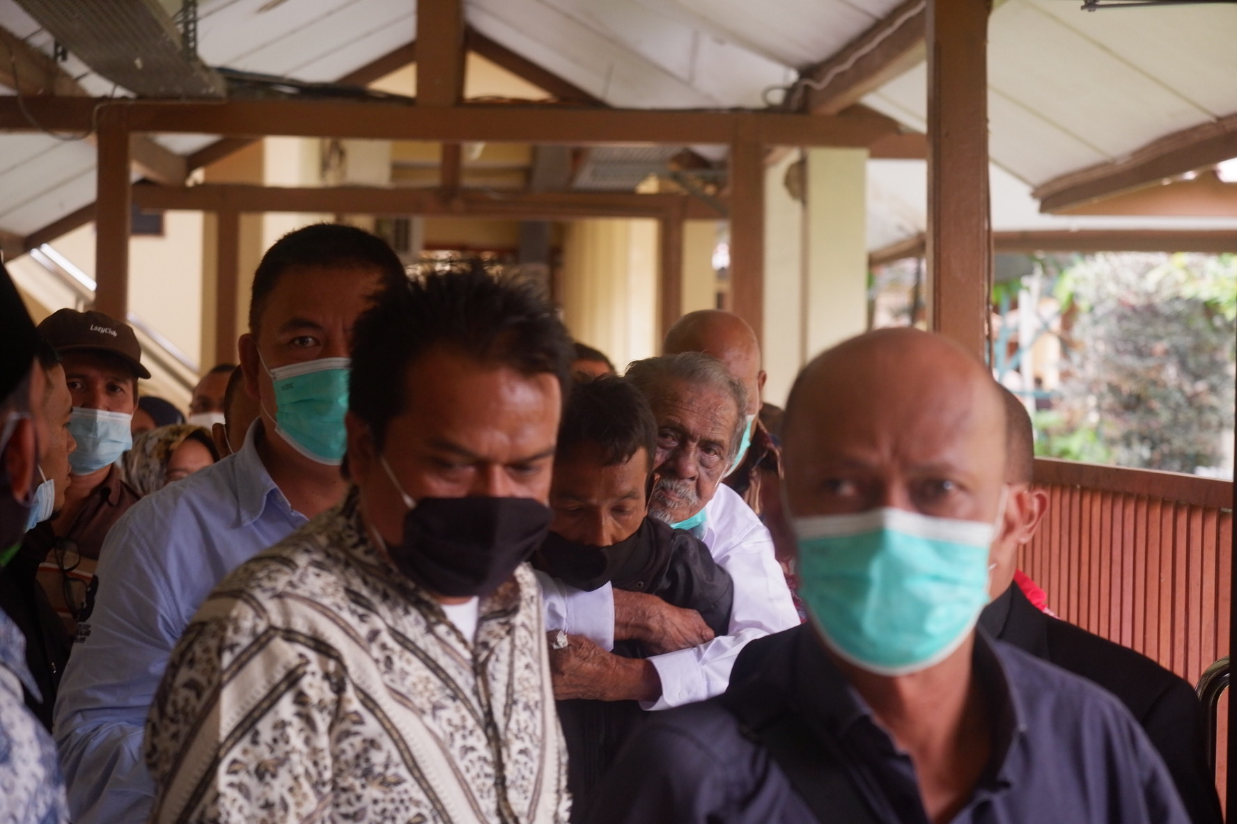 DERITA Kakek Koswara Digugat Anak Rp 3 M, Sakit, ke Pengadilan Bandung Digendong, Deden Tak Menyapa