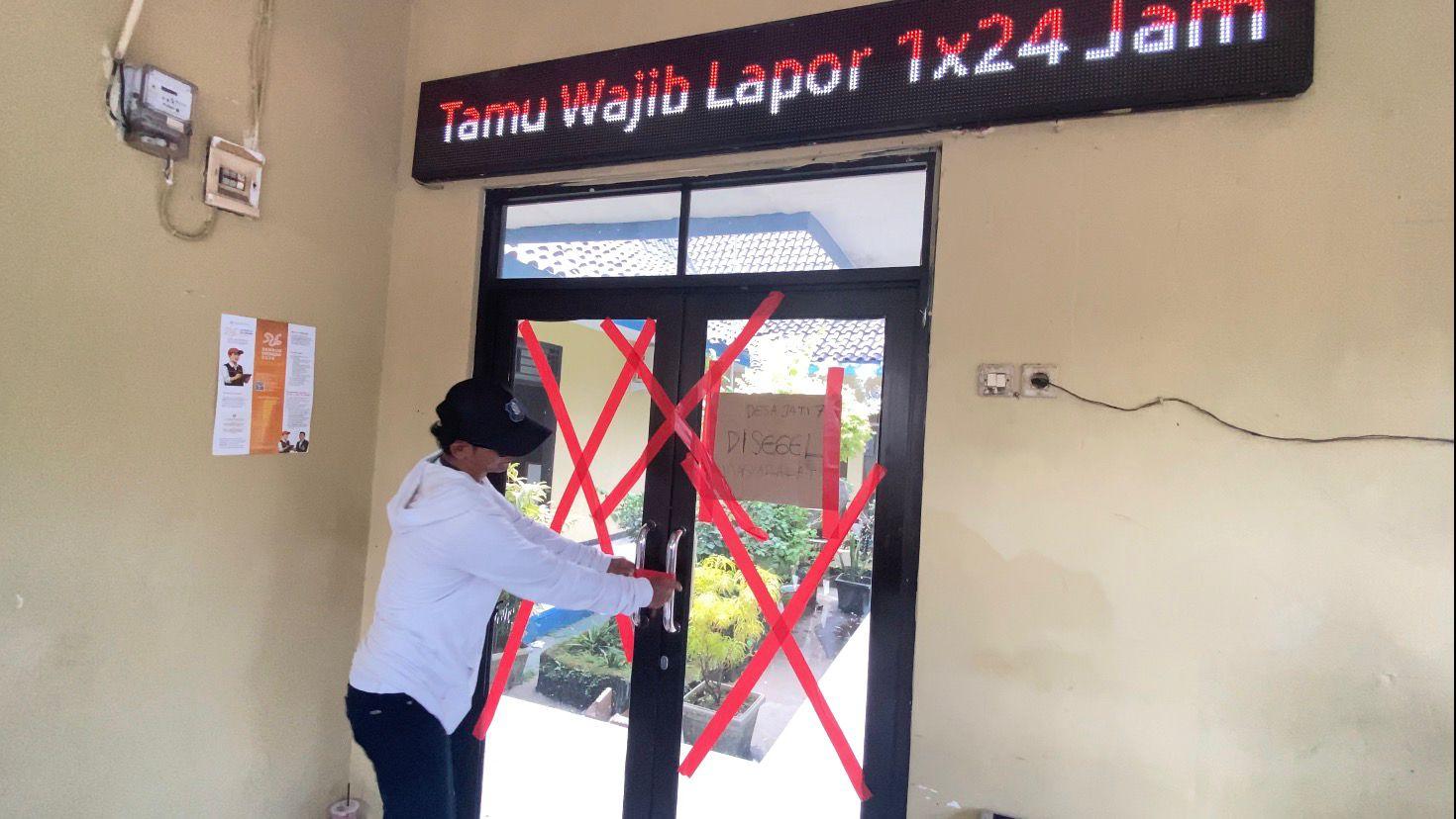 kantor-desa-jatitujuh-disegel.jpg