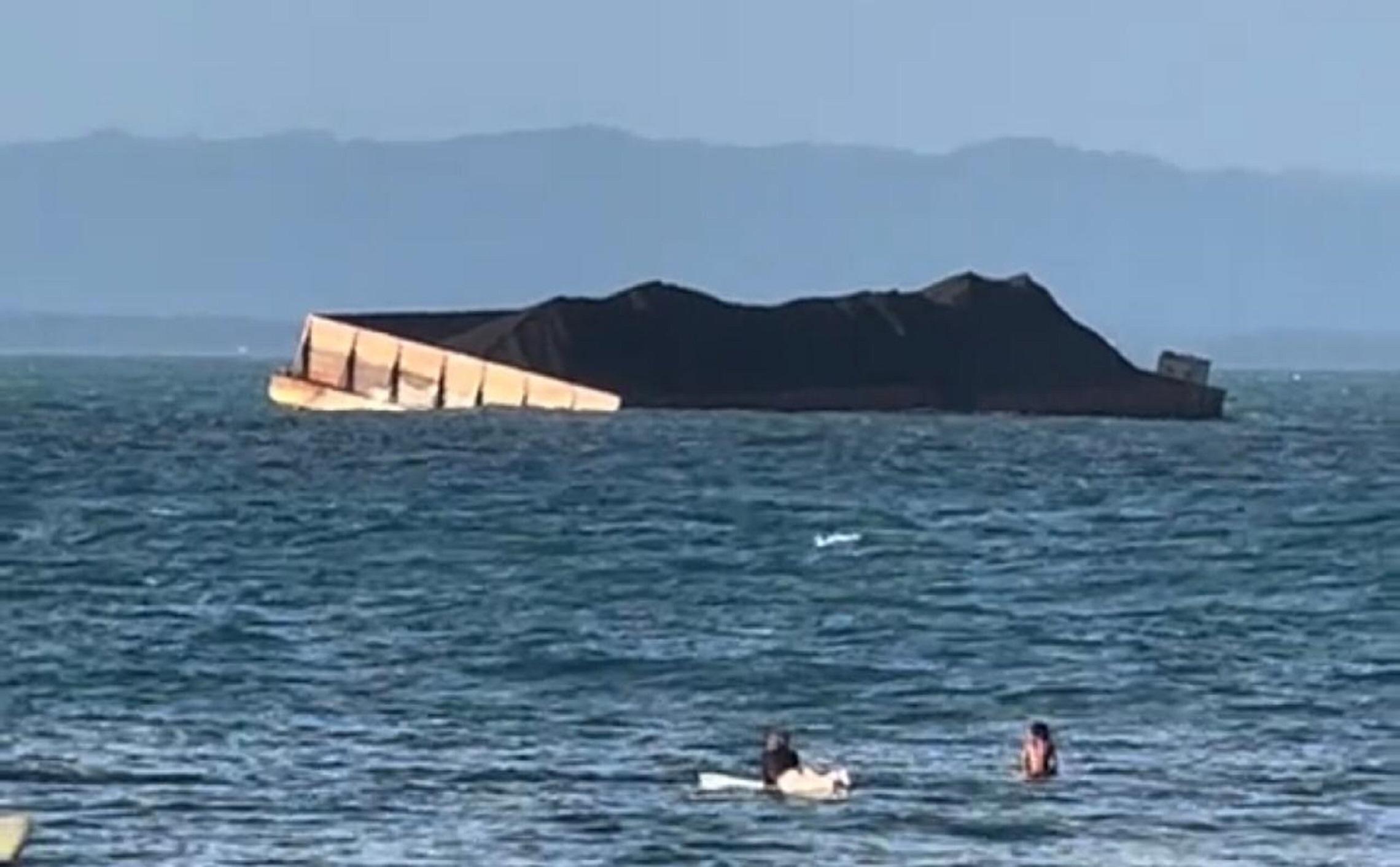 kapal-tongkang-miring-di-Pangandaran.jpg