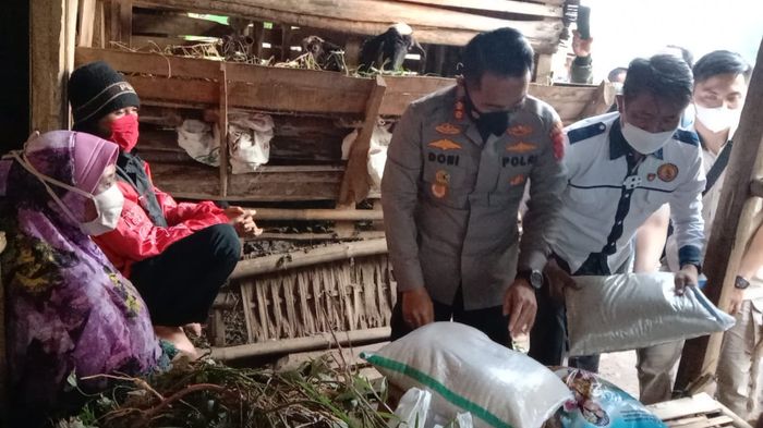 kapolres-cianjur-akbp-doni-hermawan-mendatangi-rumah-nenek-kokom-selasa-982021.jpg