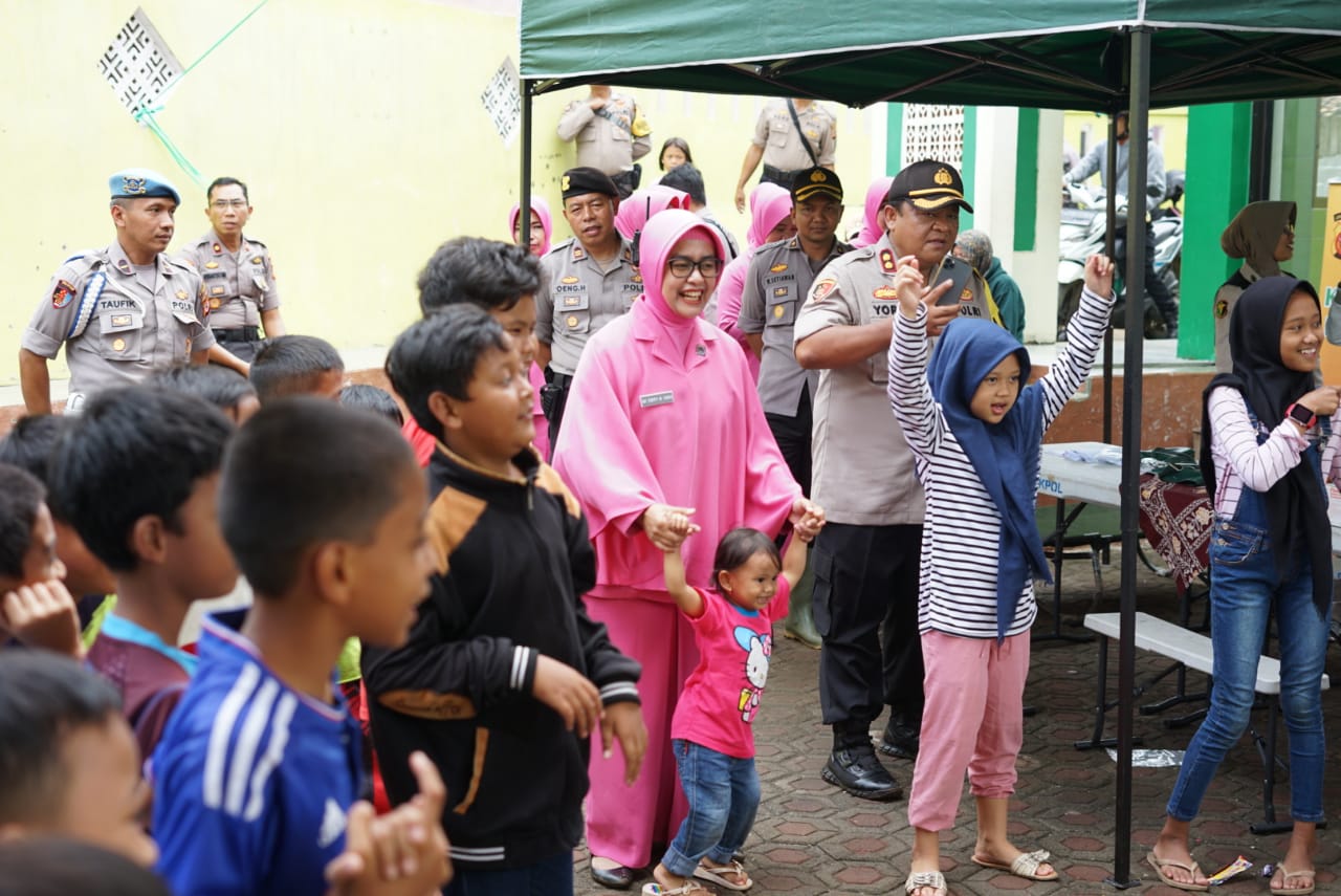 Kapolres Cimahi dan Ketua Bhayangkari Berikan Trauma Healing untuk Korban Banjir Bandung Barat