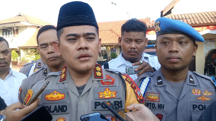 kapolres-cirebon-kota-akbp-roland-ronaldy-ketiga-kanan.jpg