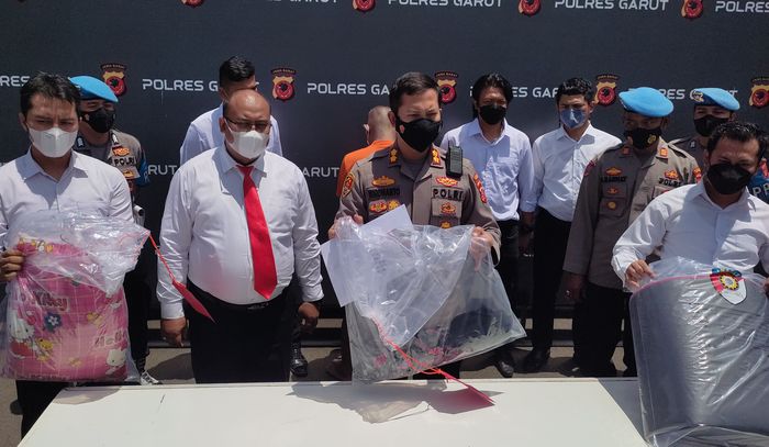 kapolres-garut-akbp-wirdhanto-hadicaksono-saat-menggelar-jumpa-pers.jpg