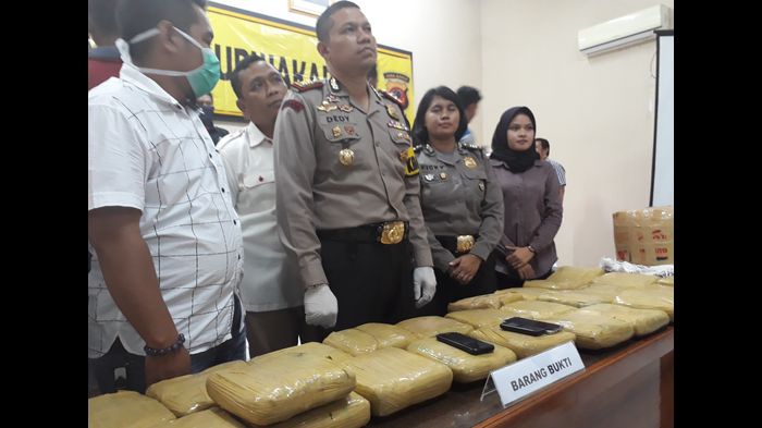 kapolres-purwakarta-akbp-dedy-tabrani-kasus-peredaran-ganja_20180125_211132.jpg